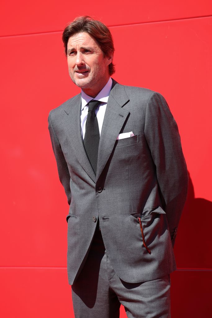 Luke Wilson in einem grauen Anzug