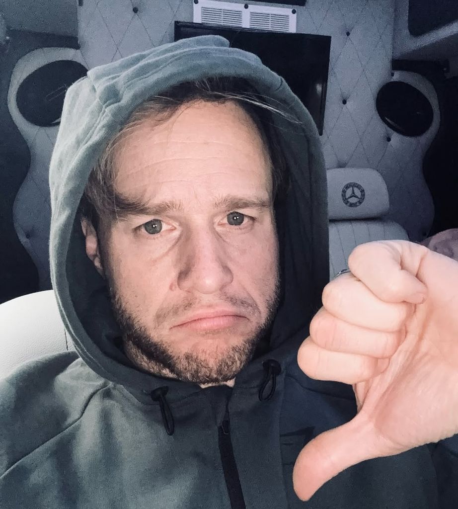 Olly Murs thumbs down selfie