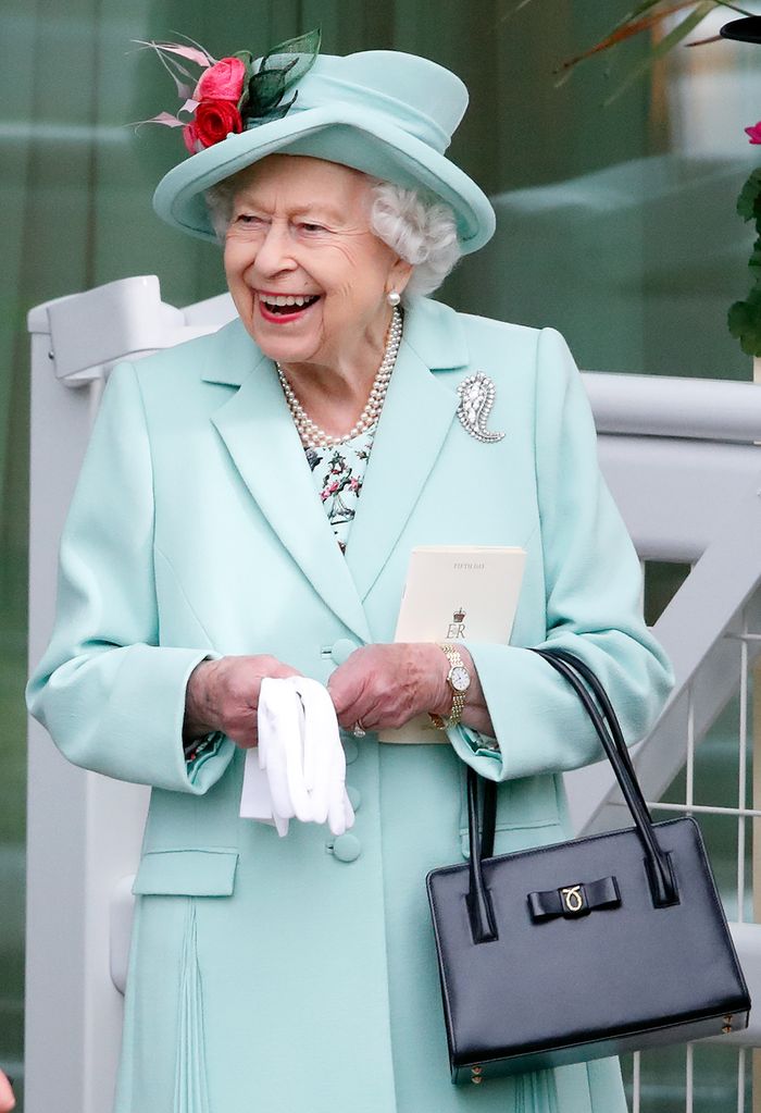 Królowa Elżbieta była po królewsku oddana projektantowi torebek Launerowi