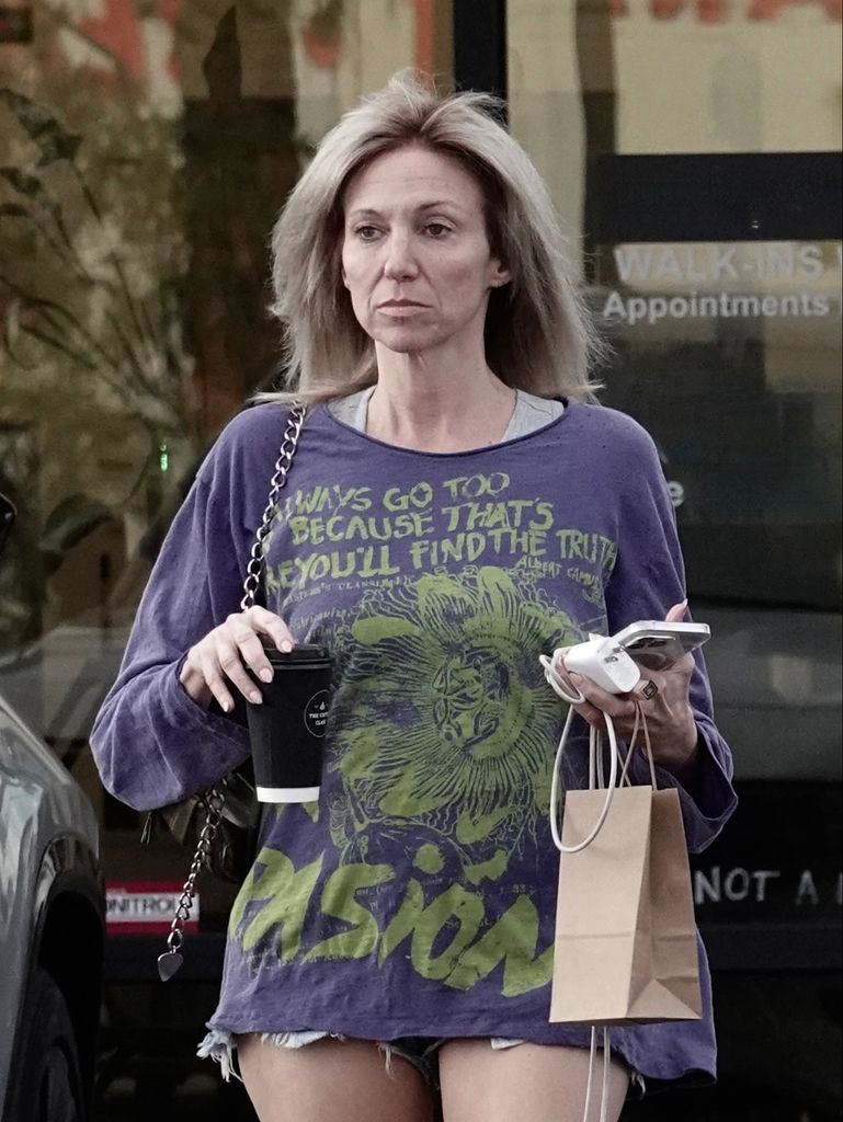 debbie gibson holding bags