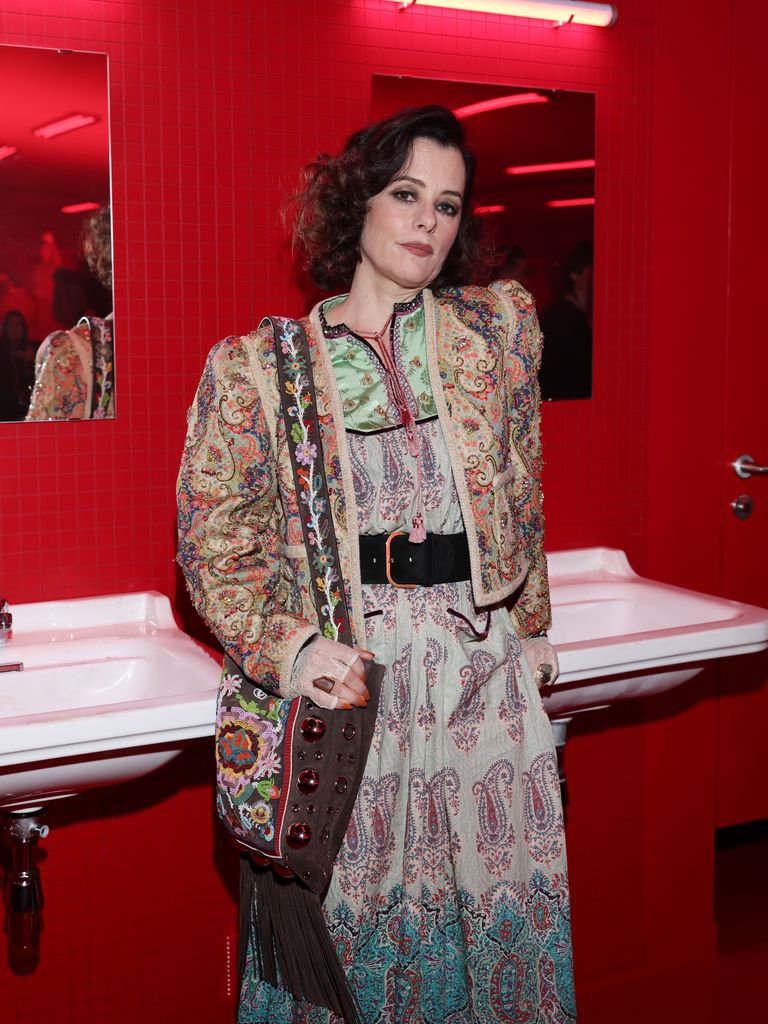 Parker Posey posant au spectacle de Valentino pendant la Fashion Week de Paris
