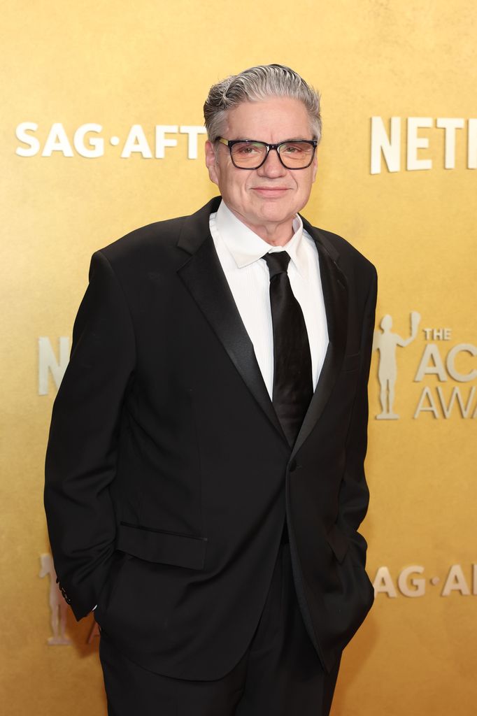 Oliver Platt de Chicago Med taquine le crossover « d'actualité et actuel » One Chicago, quelle est la prochaine étape pour le Dr Charles – exclusif 2 Oliver Platt participe à la 32e édition des Actor Awards au Shrine Auditorium et Expo Hall le 1er mars 2026 à Los Angeles, Californie