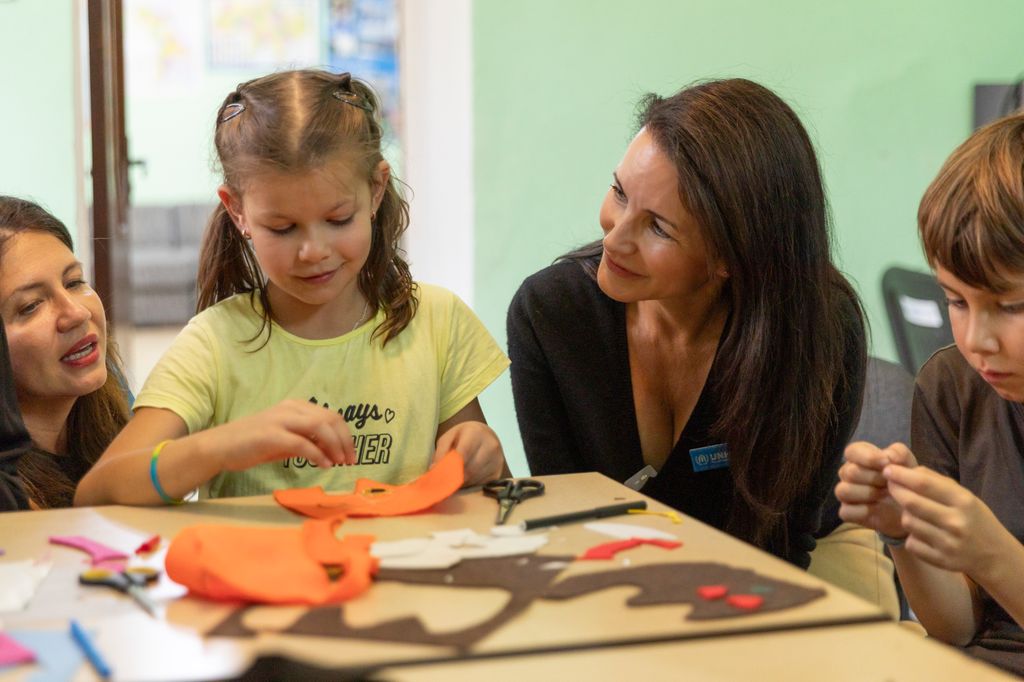 Kristin Davis meets Ukrainian refugee, nine-year-old Masha 