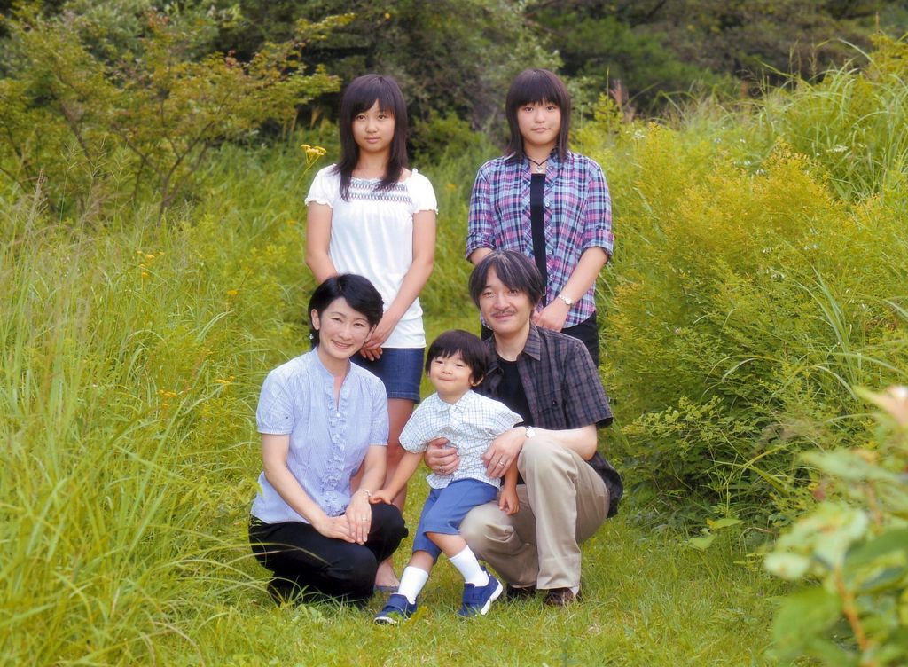 A yougn Prince Hisahito with Crown Prince Fimihito, Crown Princess Kiko, Princess Mako and Princess Kako