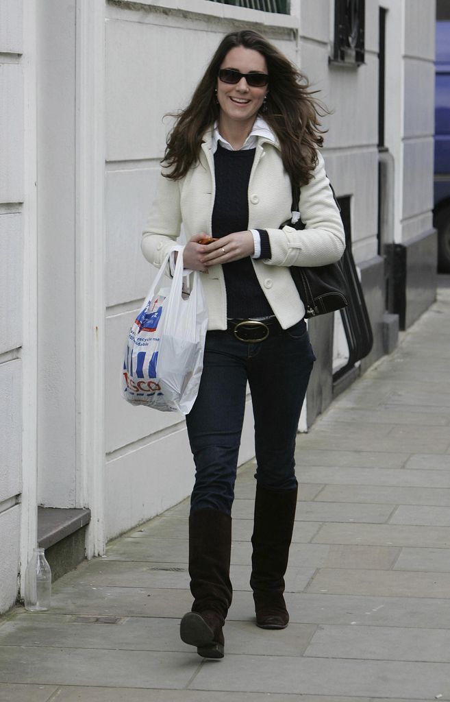 Kate Middleton arrives at Tesco holding bag in 2010