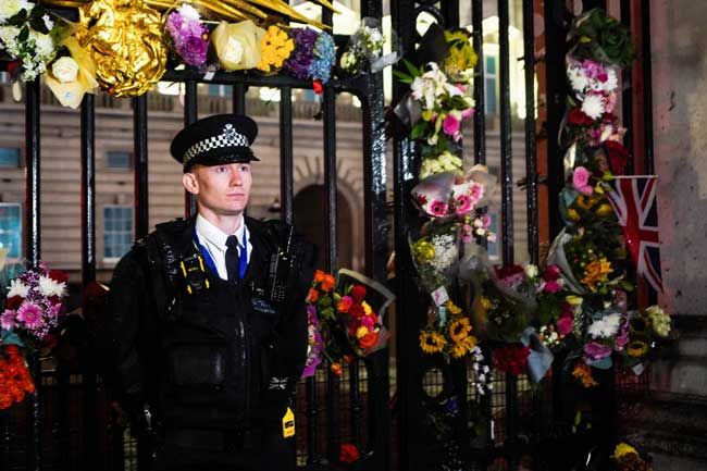 floral tributes to queen