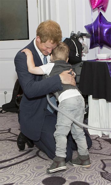 prince harry hug at wellchild award