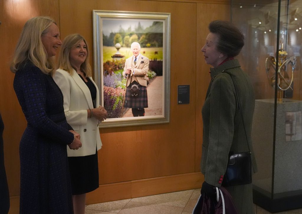 Anne speaking with photographer Millie Pilkington(L), alongside Presiding Officer, the Rt Hon Alison Johnstone MSP