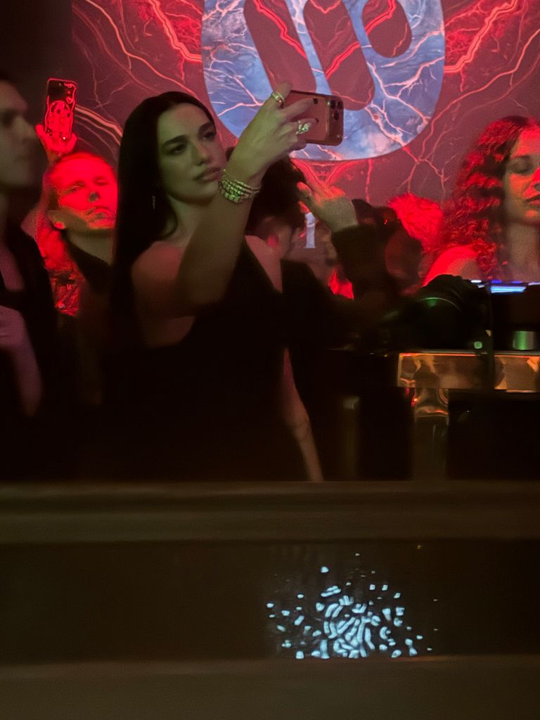 Dans les coulisses de l'after party des BRITs - avec Dua Lipa, Rosé et les frères Gallagher 3 Dua Lipa a pris des photos de son frère Gjin qui était le DJ de la fête