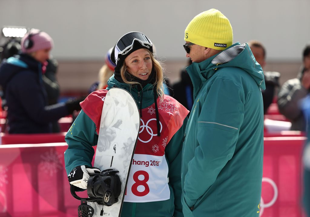L'Australienne Jessica Rich réagit après son saut lors de la qualification Big Air féminine de snowboard le 10e jour des Jeux Olympiques d'hiver de PyeongChang 2018 au Centre de saut à ski d'Alpensia le 19 février 2018 à Pyeongchang-gun, Corée du Sud