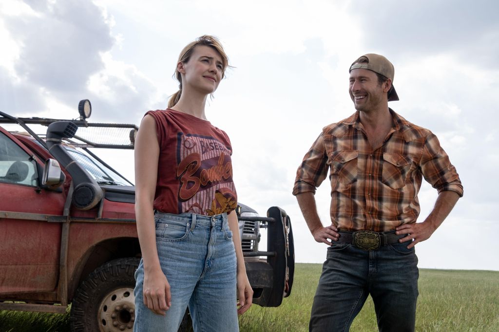 Glen Powell dan Daisy Edgar-Jones di sebuah lapangan