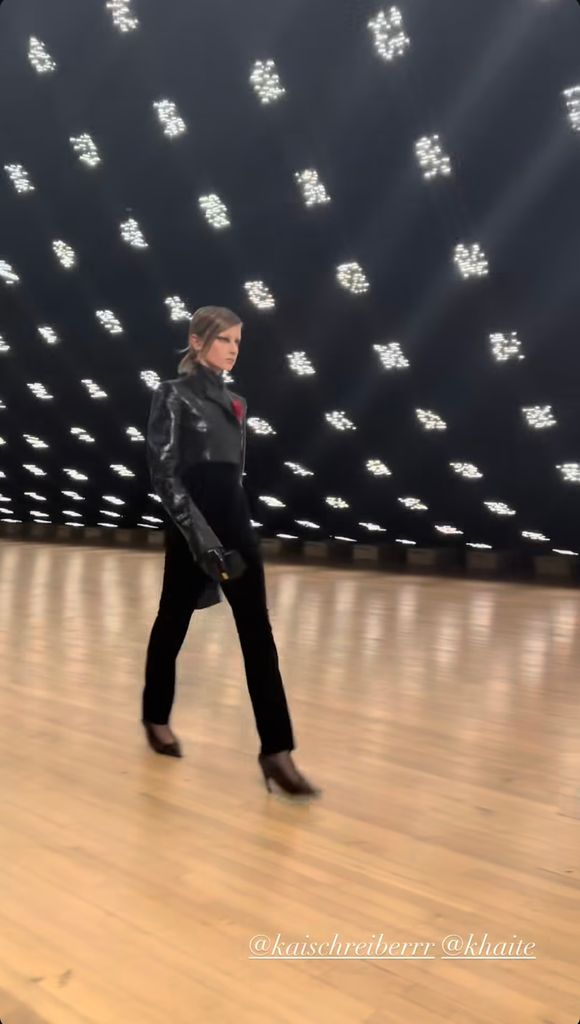 Naomi Watts encourage sa fille Kai sur de nouvelles photos 1 Photo partagée par Naomi Watts en février 2016 de sa fille Kai mannequin pour le défilé Khaite