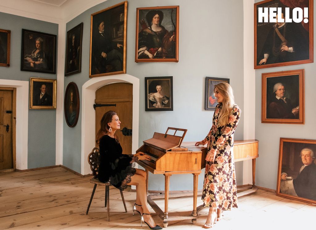 Katrin et Philline devant un piano original ayant appartenu aux filles de la famille Tannenberg dans le château historique de Tratzberg en Autriche