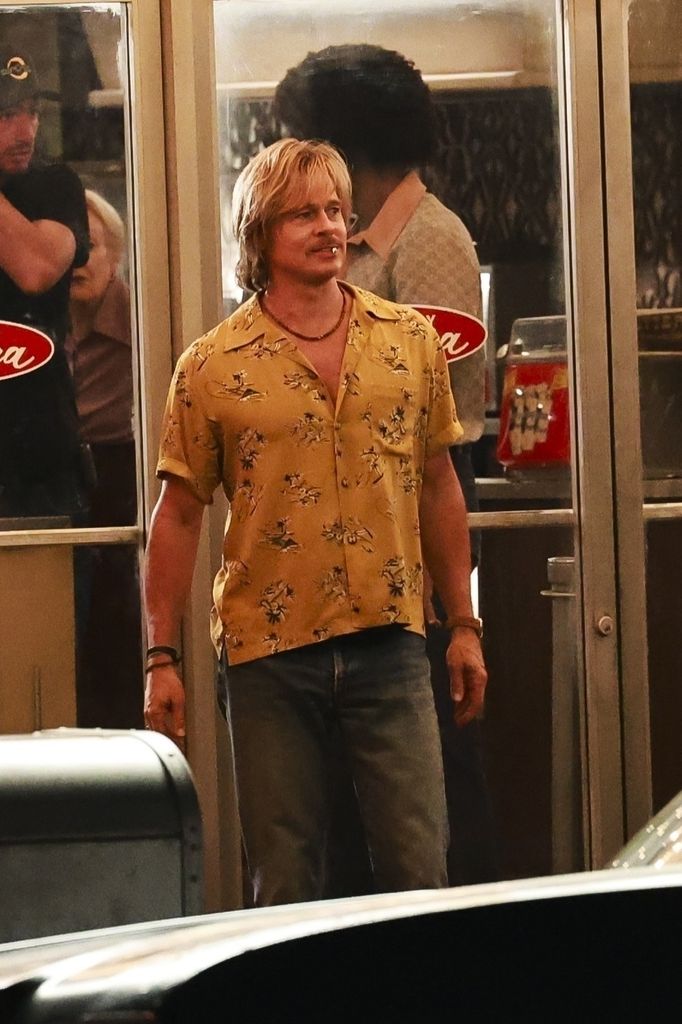 Brad Pitt Filming en chemise florale jaune