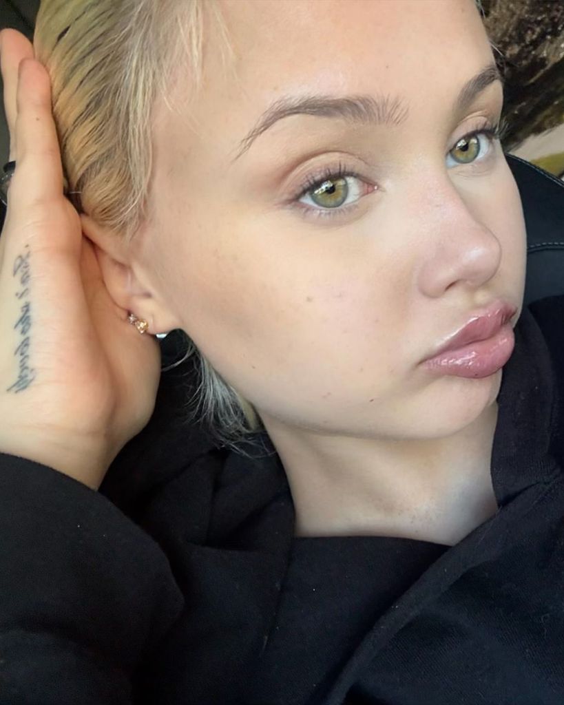 Alabama Barker no makeup selfie 