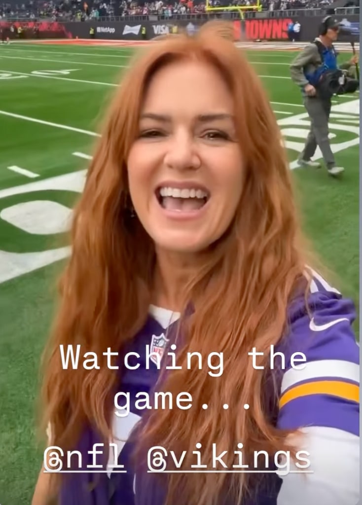 Isla FIsher at the NFL game between the Minnesota Vikings and the Cleveland Browns
