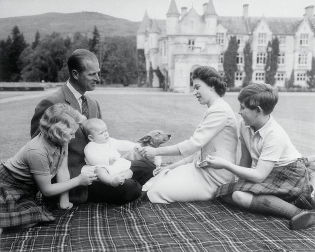 balmoral royal family having picnic 