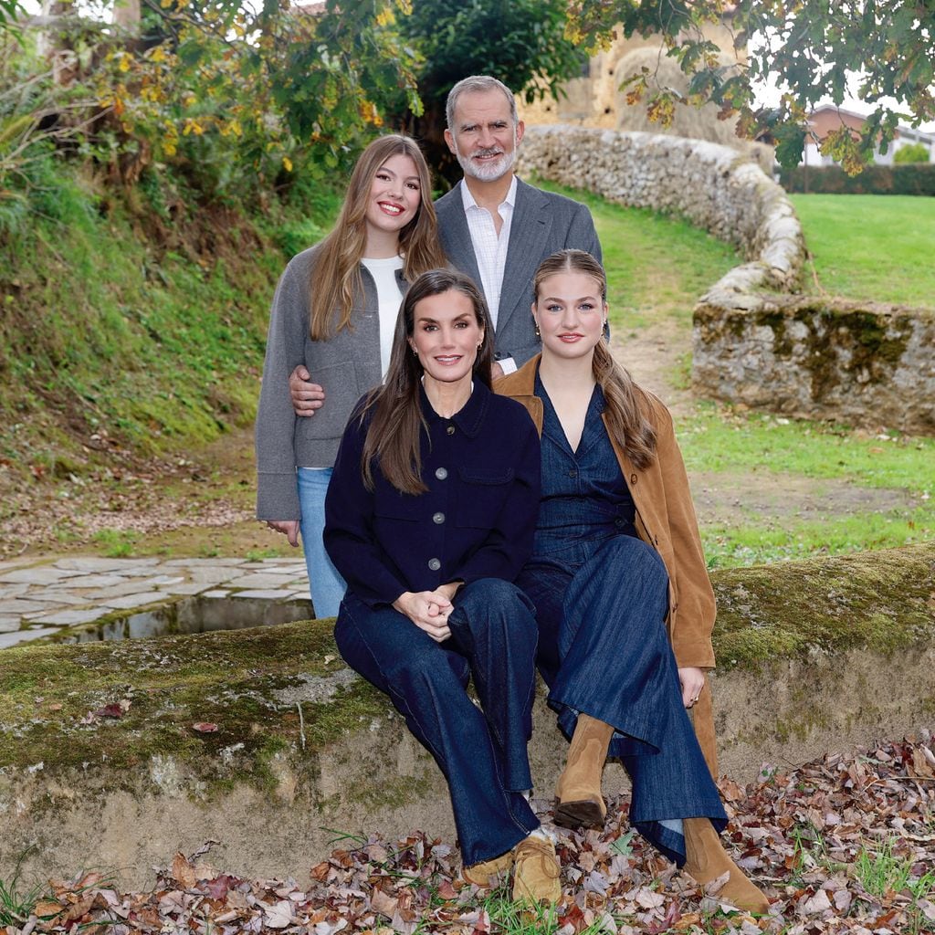 Infanta Sofia, King Felipe, Queen Letizia and Princess Leonor in a rural setting