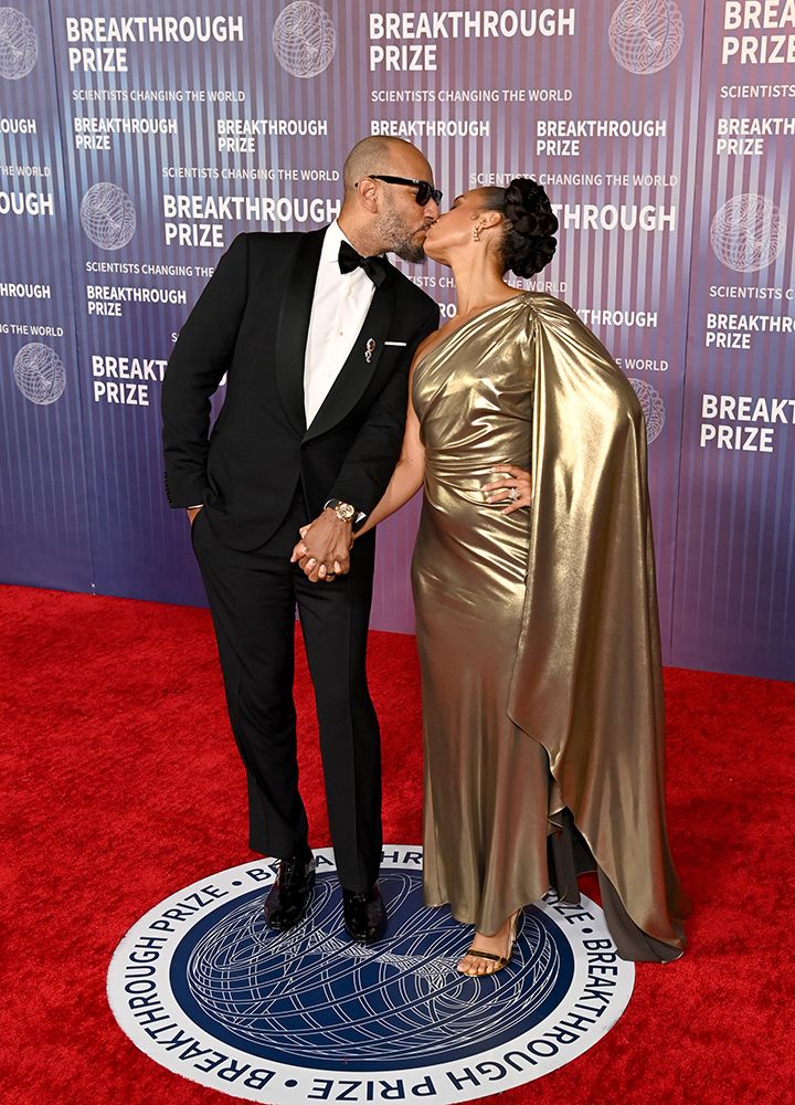 Alicia Keys and Swizz Beatz kiss at the Breakthrough Prize 