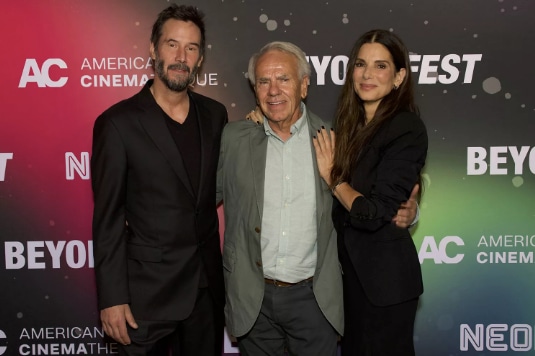 Sandra and Keanu were joined by the film's director, Jan de Bont, for the anniversary special