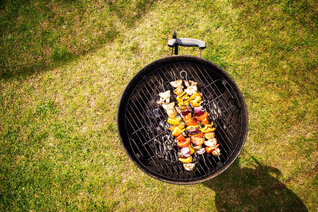 Au-dessus du barbecue avec des brochettes de légumes