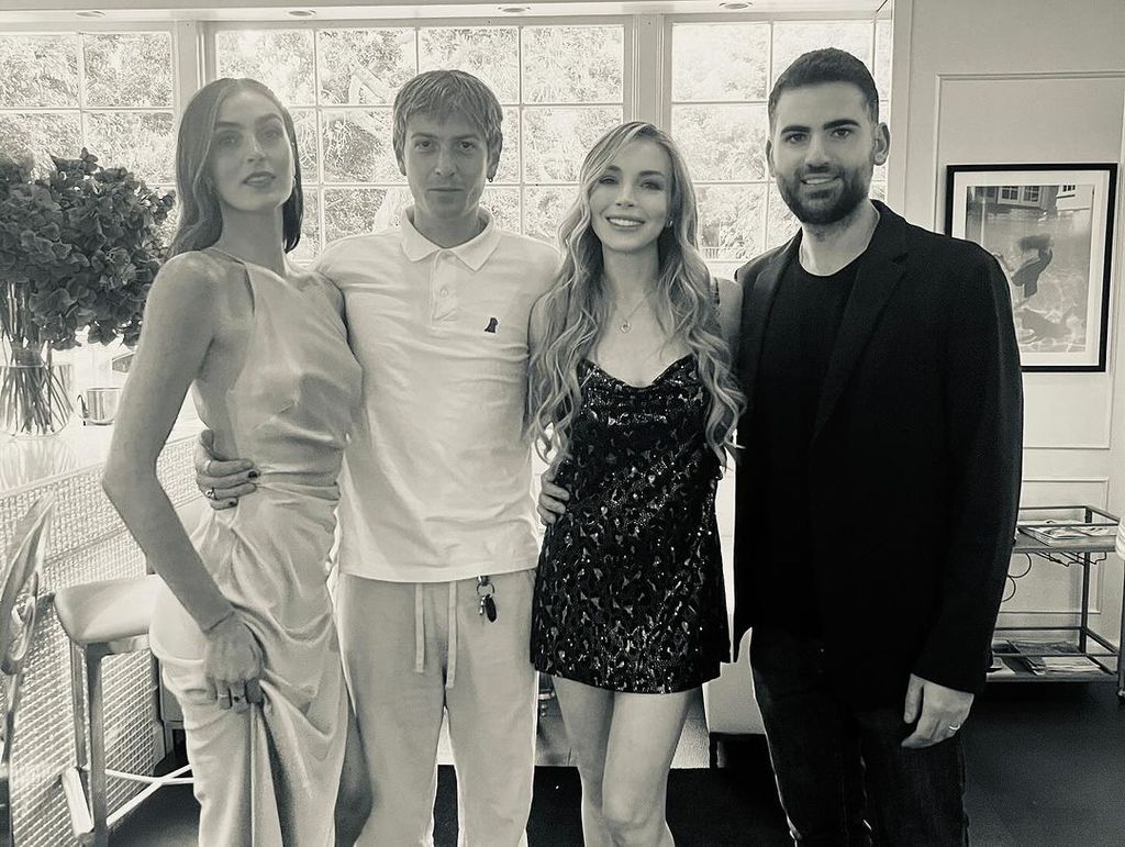 Lindsay Lohan, suas irmãs Aliana e Dakota, além do marido Bader Shammas posam para uma foto na festa de 38 anos da primeira na Califórnia