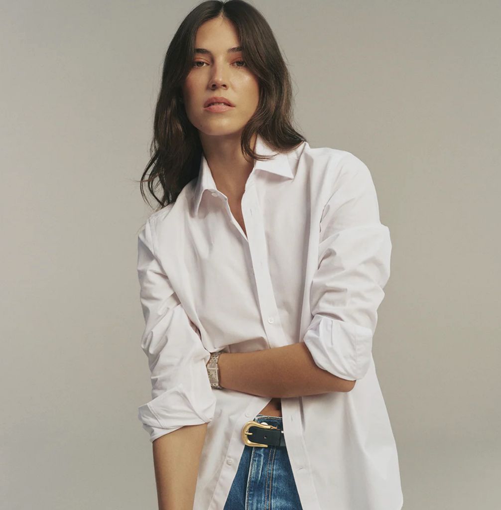 Je suis obsédée par les tenues des années 90 de Carolyn Bessette-Kennedy dans Disney's Love Story – voici comment les copier 13 Avec rien en dessous de la chemise blanche de petit ami