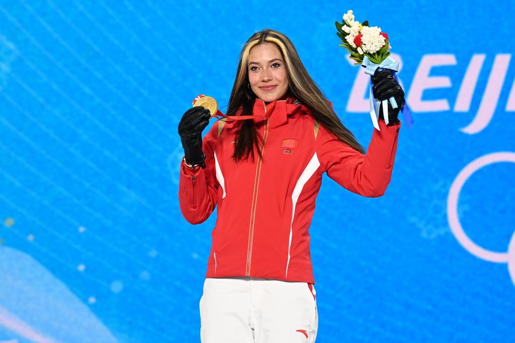 Rencontrez Eileen Gu, l'athlète controversée et la femme la mieux rémunérée des Jeux olympiques d'hiver de 2026 4 La médaillée d'or Eileen Gu de l'équipe chinoise pose avec sa médaille lors de la cérémonie des médailles du halfpipe de freeski féminin le 14e jour des Jeux Olympiques d'hiver de Pékin 2022
