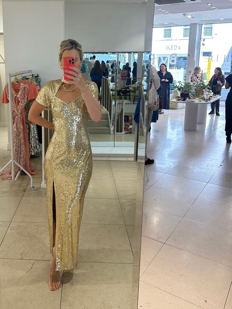 Vogue Williams Seipice con un atuendo dorado