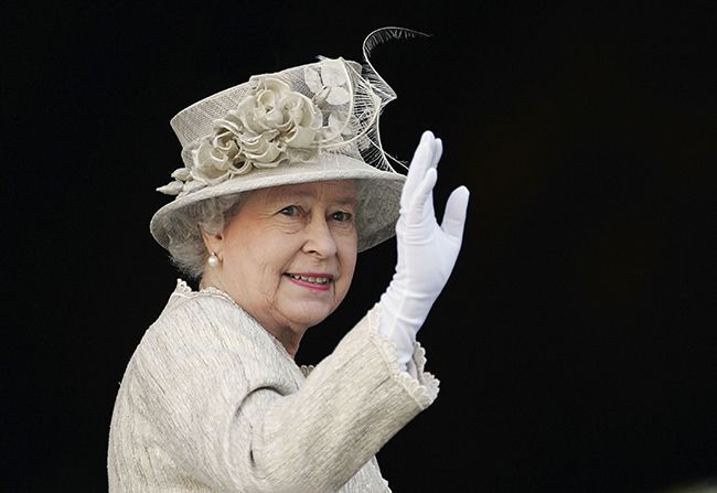 queen waving
