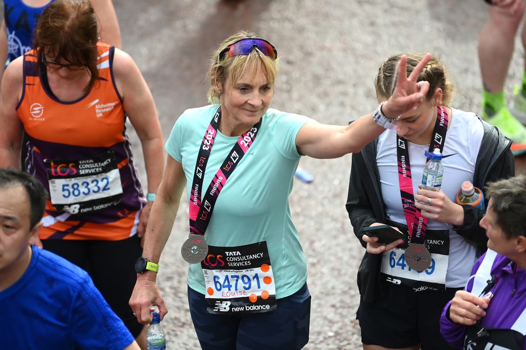 Louise Minchin wears turquoise top as she completes the marathon