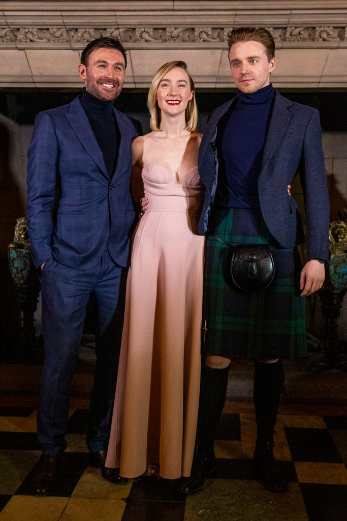 James McArdle, Saoirse Ronan e Jack Lowden comparecem à estreia de Mary Queen of Scots na Escócia em 14 de janeiro de 2019 em Edimburgo, Escócia. (Foto de Duncan McGlynn/Getty Images para a Universal)