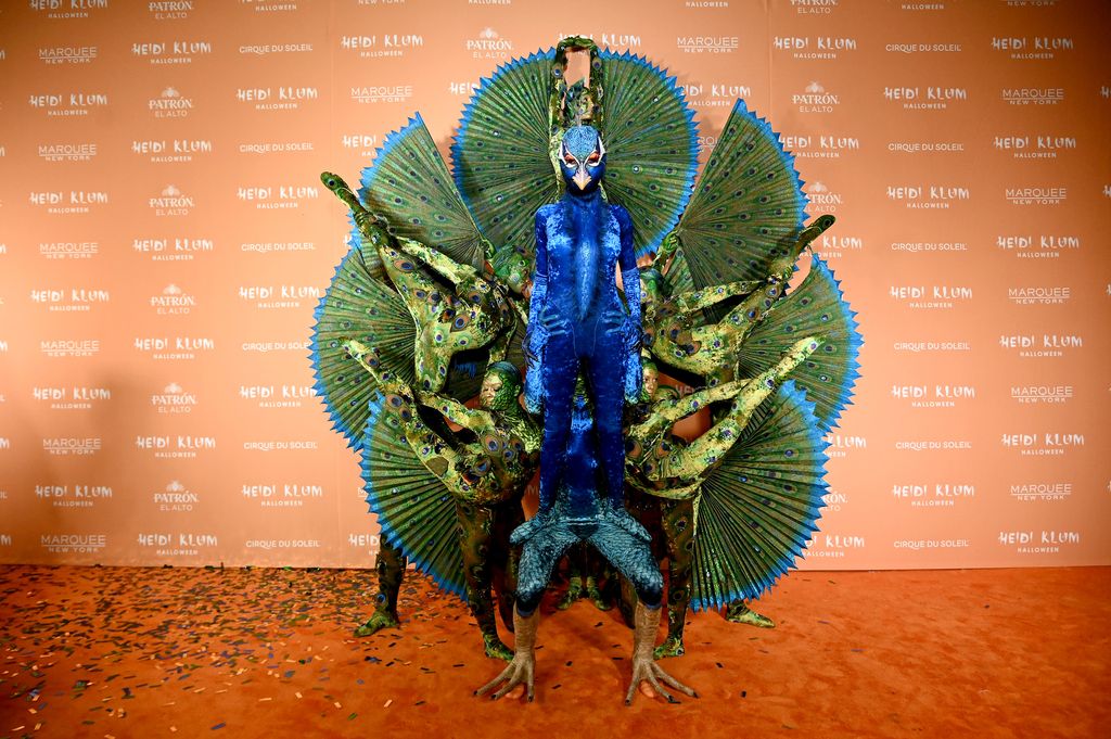 A supermodelo deslumbrou como um pavão na festa de Halloween do ano passado