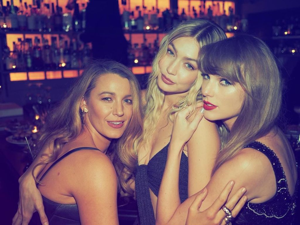 Blake, Gigi and Taylor pose for a picture at Freemans