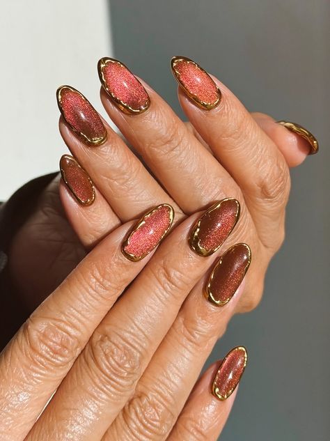 gold nails cat eye manicure 