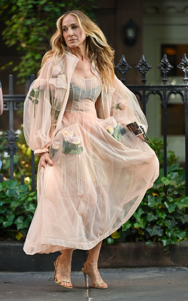 Sarah Jessica Parker é vista no set de "E assim mesmo..." Temporada 3, a série de acompanhamento de "Sexo e a cidade" no Gramercy Park em 21 de maio de 2024 na cidade de Nova York. 