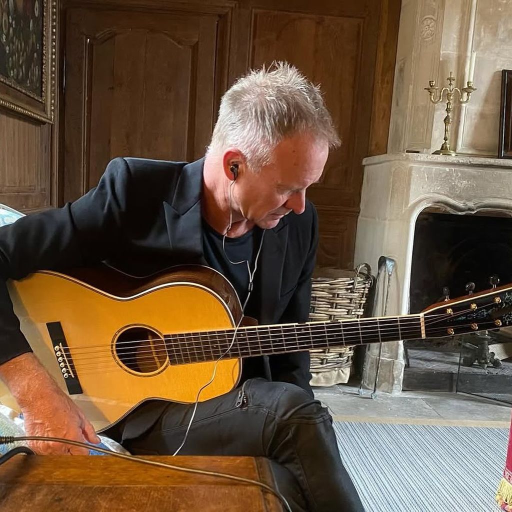 La cheminée Skin et Trudie Styler dans le domaine du ciel dans le domaine «Regal» de 7 millions de livres sterling est `` Bang on Trend '' 1 Sting jouant de la guitare dans son studio à domicile avec une énorme cheminée en arrière-plan