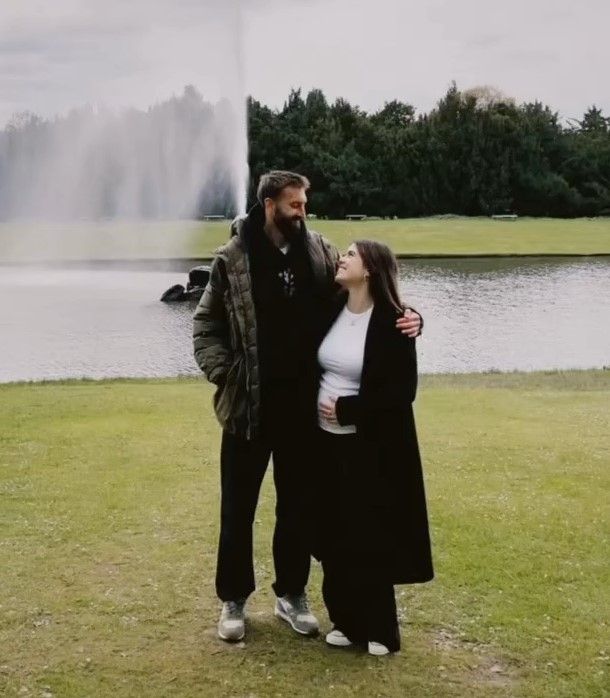 Molly Moorish, Liam Gallagher's daughter, is pregnant and cradling her baby bump