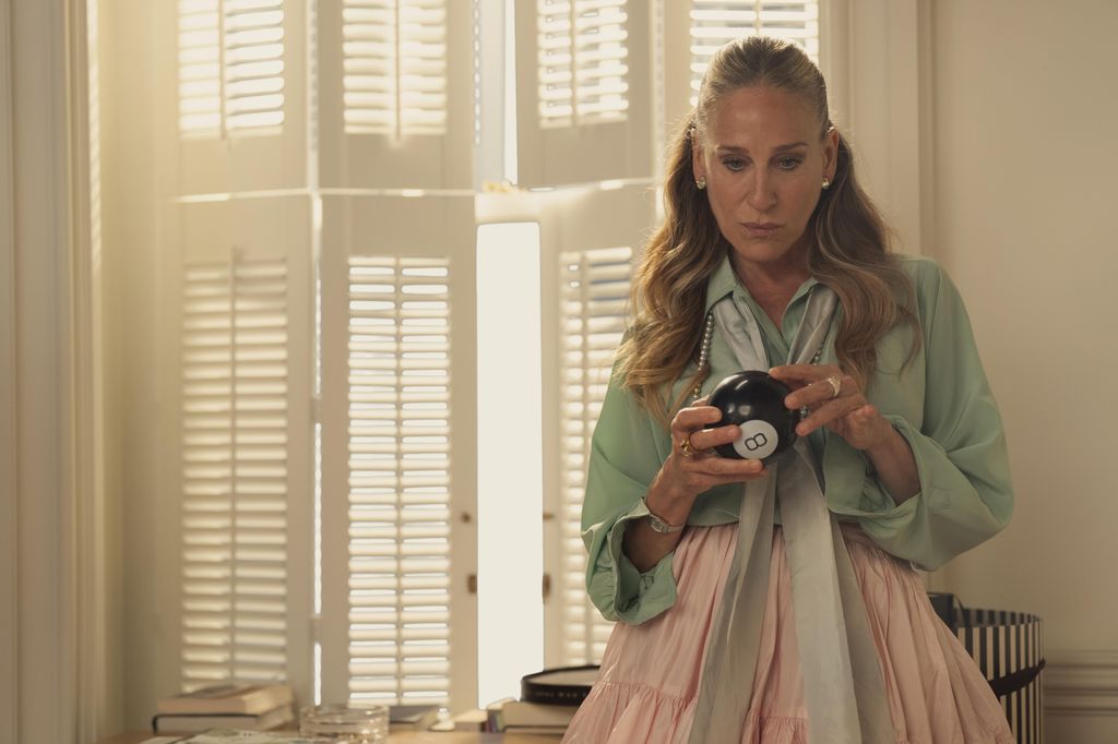 Carrie Bradshaw Green Blusa y un contorno rosa como ...