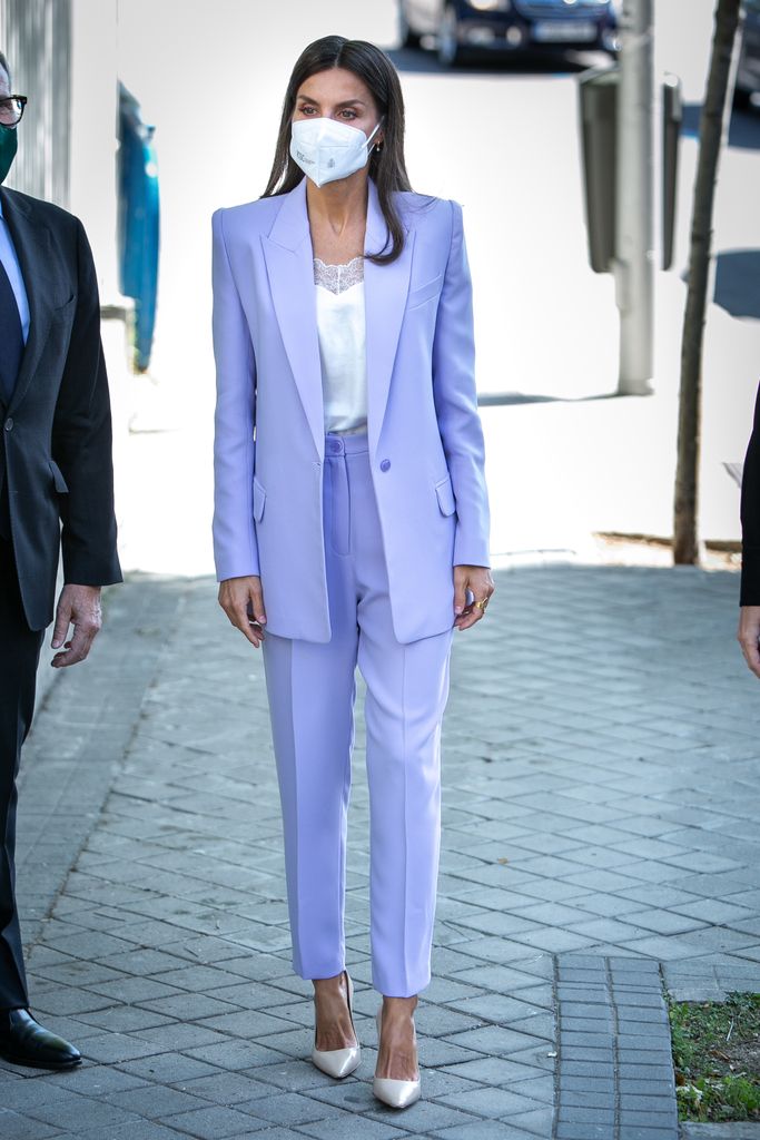 Letizia in lilac suit with face mask on