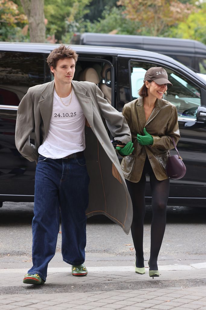 Cruz Beckham dan Jackie Apostel tiba di hotel mereka selama Womenswear Spring Summer 2026 sebagai bagian dari Paris Fashion Week pada 03 Oktober 2025 di Paris, Prancis