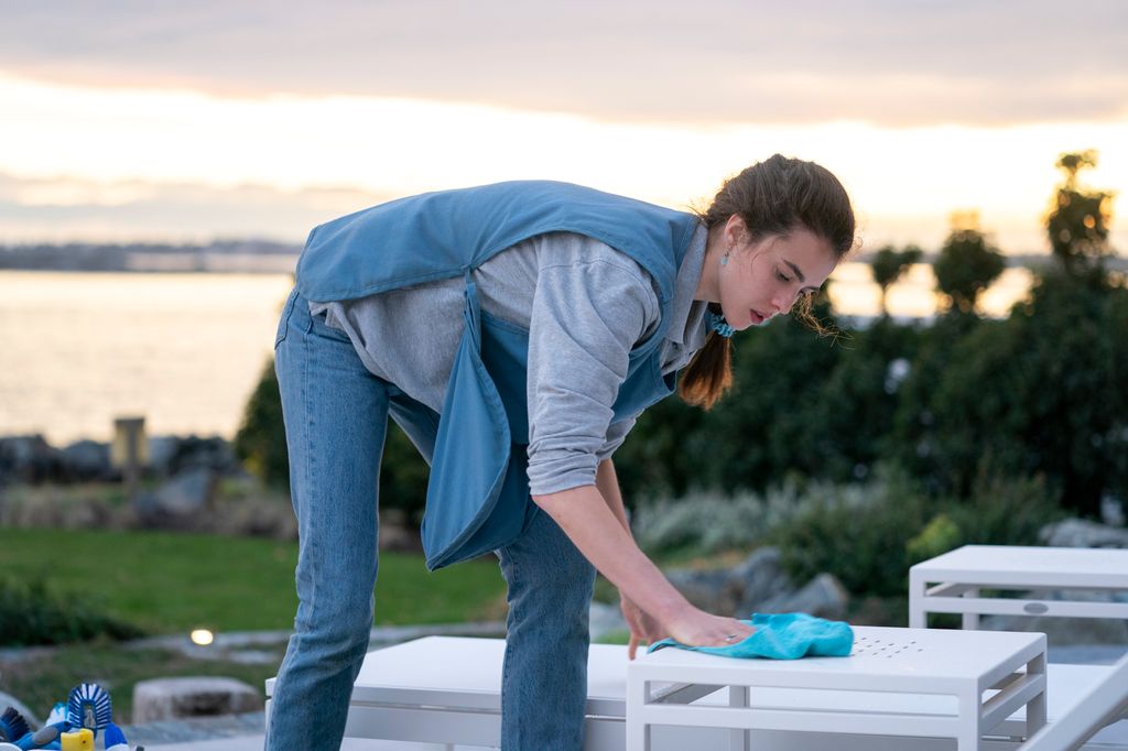 Margaret Qualley as Alex in Maid