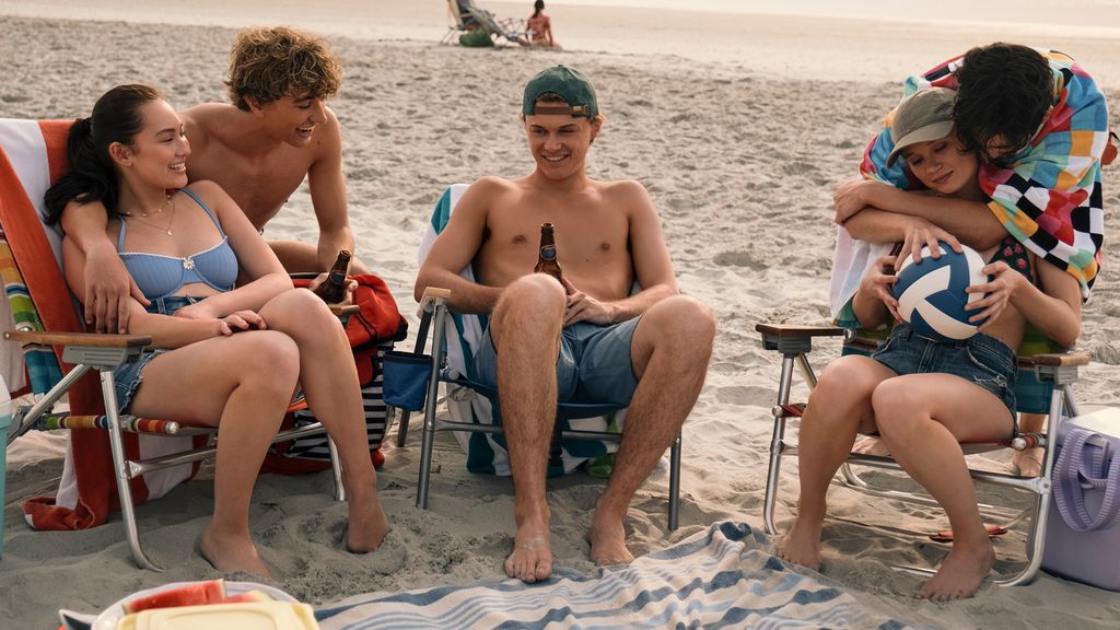 Belly, Jeremiah, Conrad, Taylor and Steven at the beach in The Summer I Turned Pretty season 3