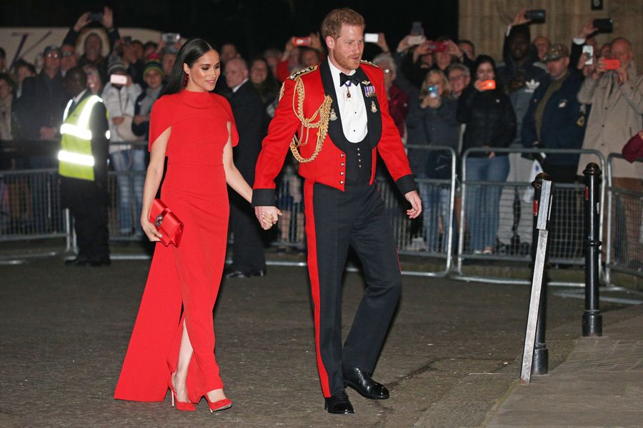 sussexes holding hands 