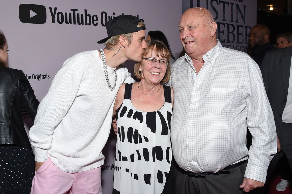 Canadian singer Justin Bieber (L), kisses his grandmother Diane Dale (C), standing next to Bruce Dale 