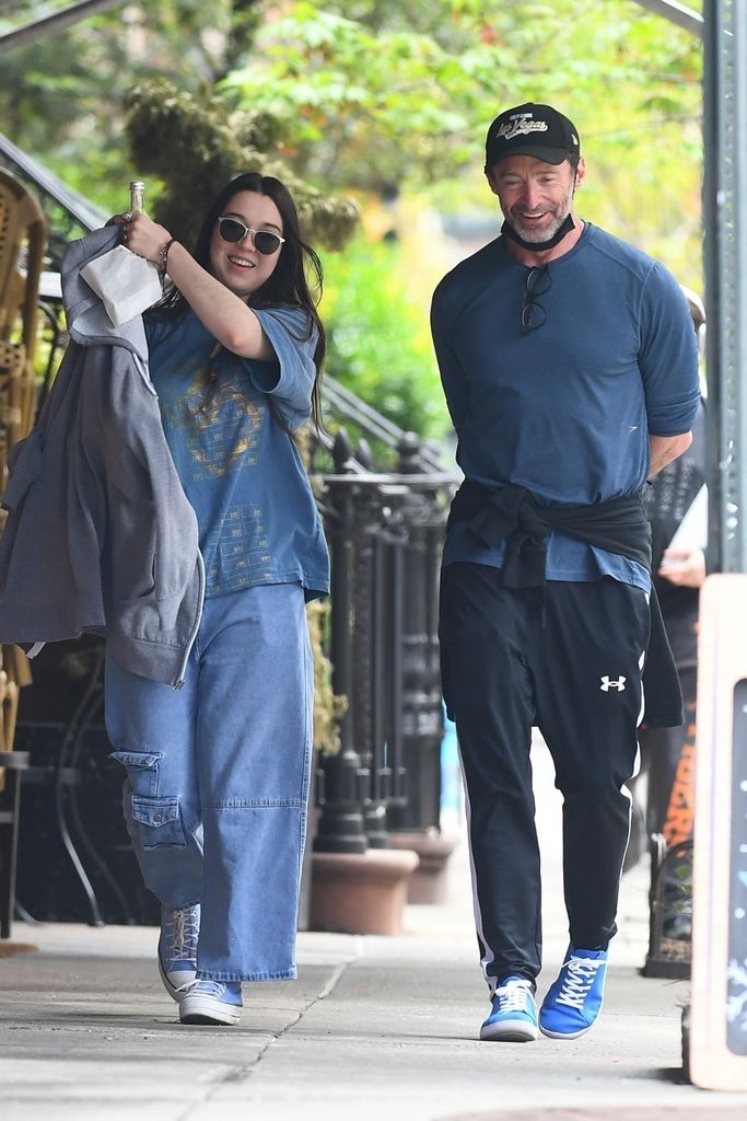 A masked-up Hugh Jackman and his daughter Ava stop for pastries at Aux Merveilleux de Fred in New York.

JosiahW / BACKGRID