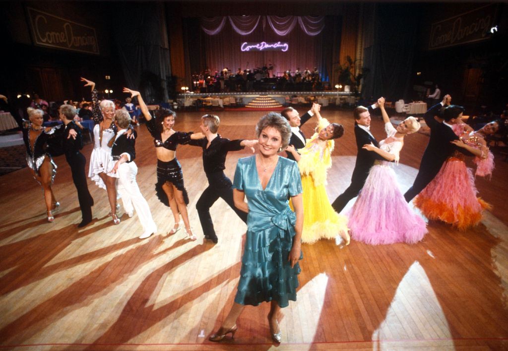 Angela Rippon presentando Come Dancing en 1988