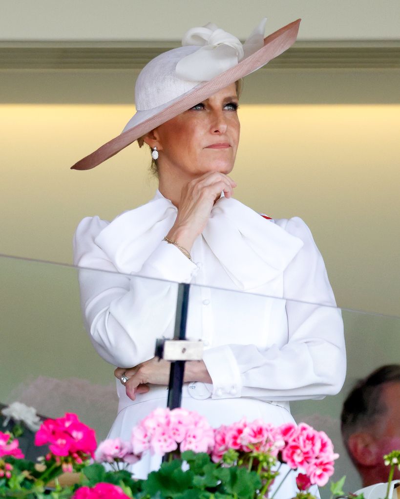   Sophie, Duquesa de Edimburgo observa o cavalo do Rei Carlos III 'Círculo de Fogo' correr no 'Vaso da Rainha' no dia 2 do Royal Ascot 2023 no Hipódromo de Ascot em 21 de junho de 2023