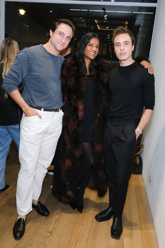 Constantin "Absolument" Klein, Simone Ashley et Marco Capaldo et une exposition d'art