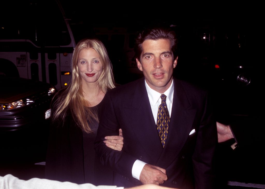 John F. Kennedy Jr. y Carolyn Istette en 1º el segundo anividor de "George" Revista 1997